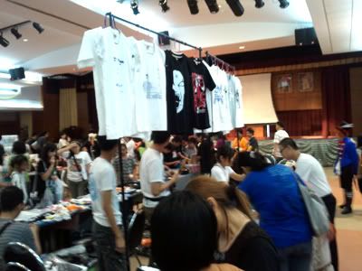 http://i43.photobucket.com/albums/e367/cyberarms/Comicon%2006%20Photo/comicon03.jpg