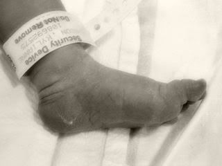 IMAGE: http://i43.photobucket.com/albums/e370/christyjo2/kylianne/kylifoot.jpg