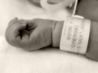 IMAGE: http://i43.photobucket.com/albums/e370/christyjo2/kylianne/kylihand.jpg