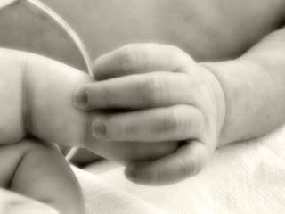 IMAGE: http://i43.photobucket.com/albums/e370/christyjo2/kylianne/kylimomhand.jpg