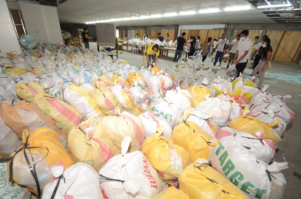Close to 8,000 packs are ready for to be transported to Tacloban and Ormoc, Leyte while volunteer employees at the back continue repacking. Close to 8,000 packs are ready for to be transported to Tacloban and Ormoc, Leyte while volunteer employees at the back continue repacking.
