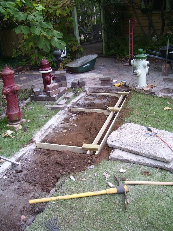 http://i43.photobucket.com/albums/e386/brickpaver/backyard%20walk%20coming%20up.jpg 
